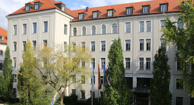 Eine Reihe Schulspinde in einem modernen bayerischen Schulkorridor.